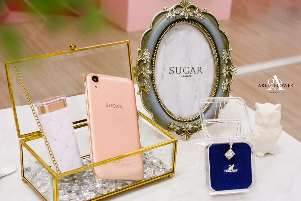 SUGAR是世界唯一適合陳列在珠寶盒裡的手機